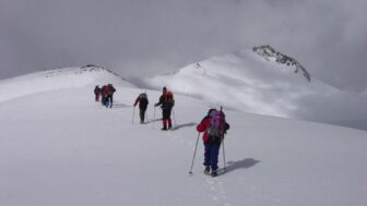 Bergsteigergruppe im Aufstieg zum Sechstausender Dzo Jongo