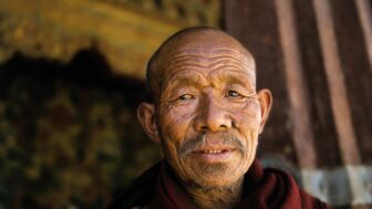 Porträt eines Mönches in Ladakh
