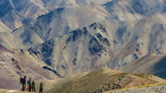 Vier Bergwandernde in der ariden Hochgebirgslandschaft Ladakhs
