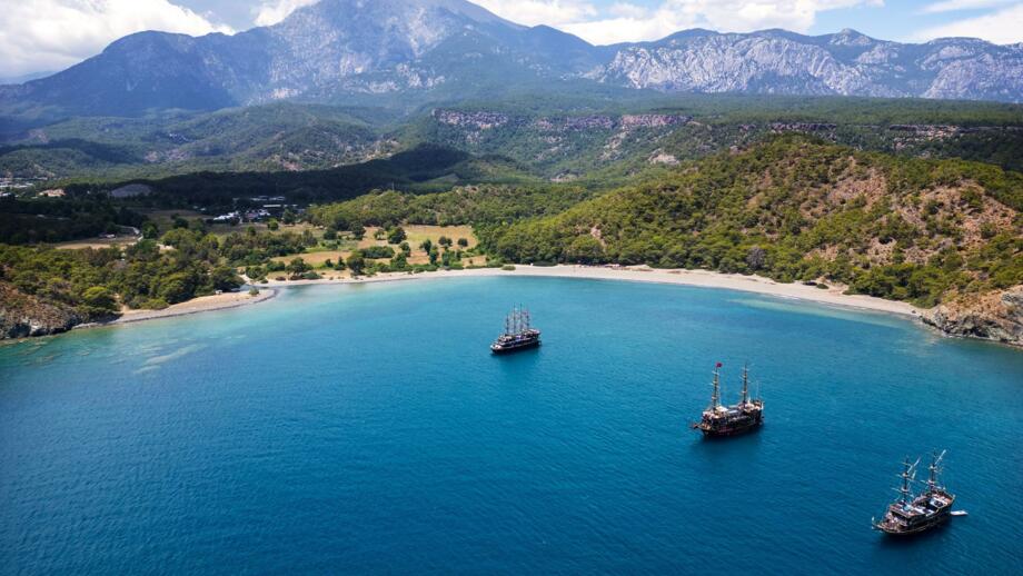 tuerkei-antalya-tuayt-phaselis-antalya-drohne-luftaufnahmen-schiff-historischer-ort-shutterstock_2469020439.jpg