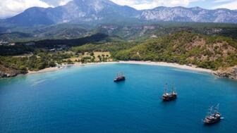 tuerkei-antalya-tuayt-phaselis-antalya-drohne-luftaufnahmen-schiff-historischer-ort-shutterstock_2469020439.jpg