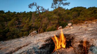 tuerkei-antalya-tuayt-everlasting-fire-of-olympos-yanartas-is-a-small-historical-and-touristic-source-of-natural-gas-cirali-shutterstock_1970670467.jpg