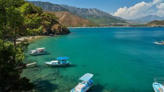 tuerkei-antalya-tuayt-landschaft-mit-booten-balikci-koyu-fisherman-bay-adrasan-shutterstock_2285569473.jpg