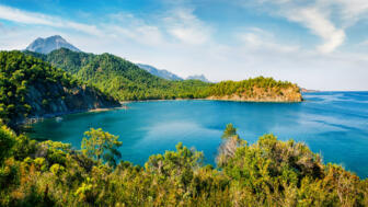 tuerkei-antalya-tuayt-tekirova-village-and-seascape-with-mount-tahtali-shutterstock_1254406966.jpg