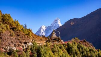 nepal-hivieve-blick-auf-den-ama-dablam-gefangen-auf-der-route-von-tangboche-aus-namche-shutterstock_2464375061.jpg