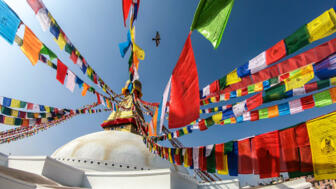 nepal-hivieve-der-bouddhanath-tempel-in-kathmandu-bunte-gebetsfahnen-mit-dem-mantra-shutterstock_1845226273.jpg