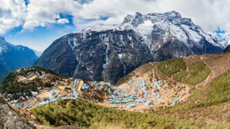 nepal-hivieve-panoramasicht-auf-den-namche-basar-ein-dorf-auf-nepal-umgeben-von-den-bergen-des-himalaya-shutterstock_2485428667.jpg