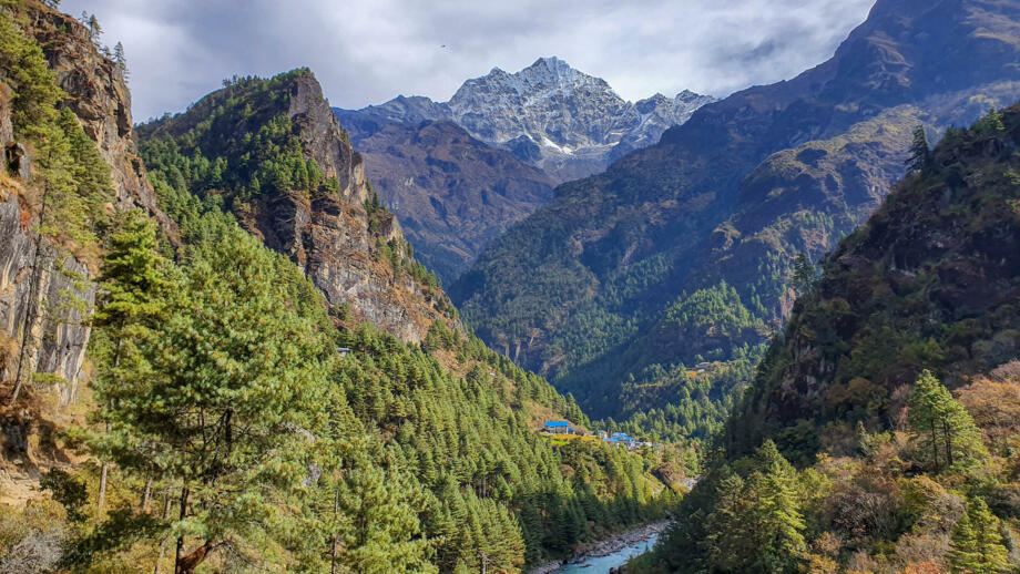 nepal-hivieve-view-on-dudh Koshi river valley--krom-namche-bazar-to-surke-an-paiya-shutterstock_1588023157.jpg