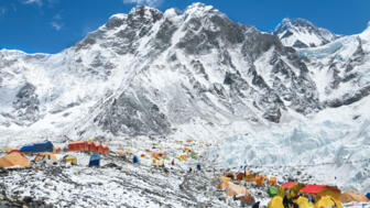nepal-hiahk-zelte-im-mount-everest-base-camp-khumbu-gletscher-und-berge-sagarmatha-nationalpark-shutterstock_1412991320.jpg