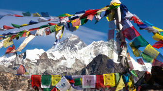 nepal-hiahk-aussicht-auf-den-mount-everest-und-lhotse-mit-buddhistischen-gebetsfahnen-vom-gokyo-ri-gipfel-shutterstock_1950794692.jpg