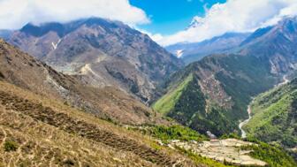 nepal-hiahk-dorf-phortse-thanga-liegt-in-einem-tiefen-tal-mit-ama-dablam-shutterstock_2436399201.jpg
