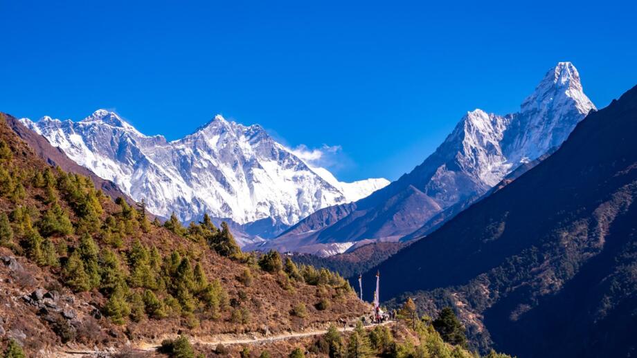 nepal-hiahe-blick-auf-den-weg-von-namche-bazaar-nepal-nach-lobuche-shutterstock_2454067771.jpg