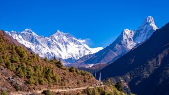nepal-hiahe-blick-auf-den-weg-von-namche-bazaar-nepal-nach-lobuche-shutterstock_2454067771.jpg