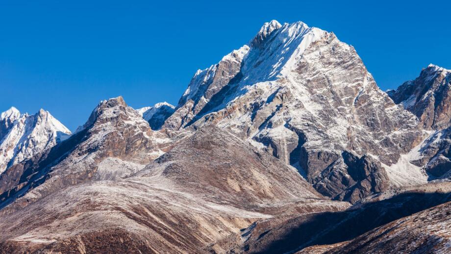 nepal-hiahe-lobuche-gebirgslandschaft-in-der-region-everest-shutterstock_2150394431.jpg