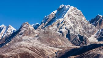 nepal-hiahe-lobuche-gebirgslandschaft-in-der-region-everest-shutterstock_2150394431.jpg