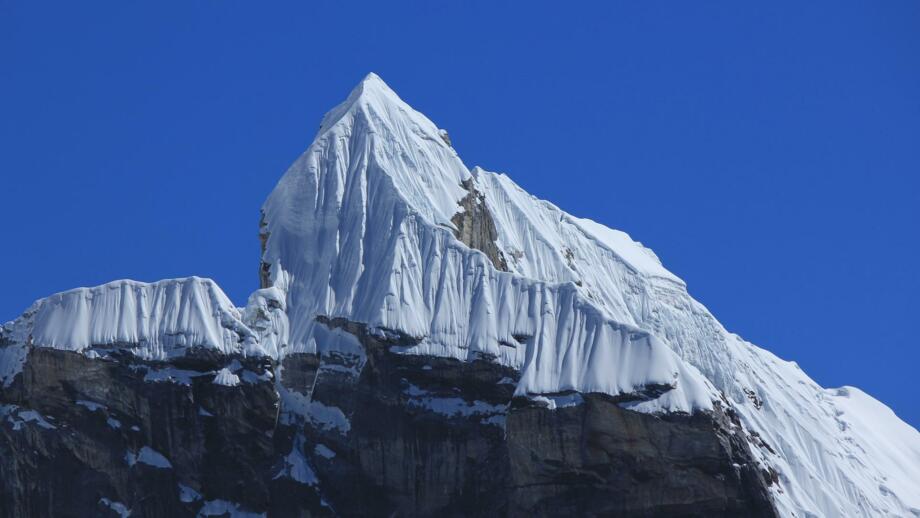 nepal-hiahe-mount-lobuche-aus-cho-la-pass-shutterstock_2401568409.jpg