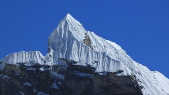 nepal-hiahe-mount-lobuche-aus-cho-la-pass-shutterstock_2401568409.jpg