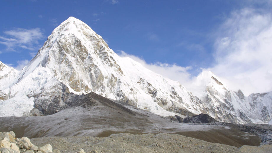 nepal-hiahe-pumori-and-kala-pattar-mountain-peak-shutterstock_3509788.jpg
