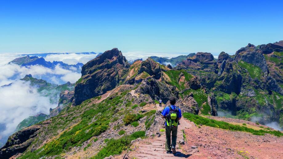 Wanderer im Zentralmassiv Madeiras mit Bergen und Wolken