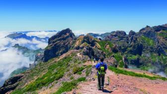 Wanderer im Zentralmassiv Madeiras mit Bergen und Wolken