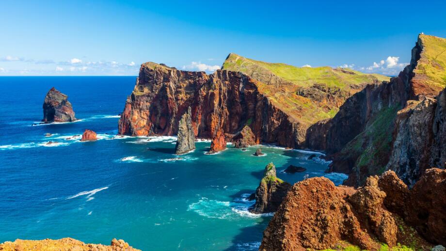 Madeiras Steilküste mit Felsen im Meer