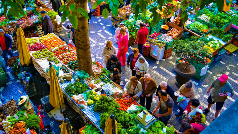 Besucher auf dem bunten Obst- und Gemüsemarkt von Funchal
