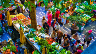 Besucher auf dem bunten Obst- und Gemüsemarkt von Funchal