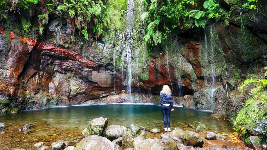 Frau vor Gumpe und Wasserfall auf Mad3eira