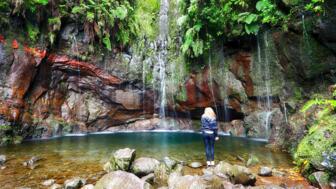 Frau vor Gumpe und Wasserfall auf Mad3eira