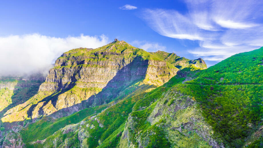 Felsberg Pico Grande auf Madeira mit grünen Matten