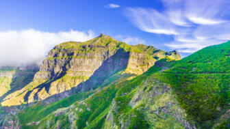 Felsberg Pico Grande auf Madeira mit grünen Matten