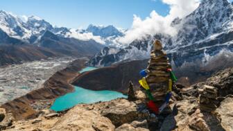 nepal-hiahg-aussicht-auf-dorf-und-see-gokyo-schneebedeckte-cholatse-taboche-cholatse-lhotse-nuptse-everest-pumori-shutterstock_2423457007.jpg