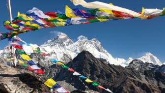 nepal-hiahg-aussicht-auf-den-mount-everest-den-berg-lhotse-und-den-makalu-gipfel-mit-buddhistischen-gebetsflaggen-vom-gipfel-von-gokyo-ri-shutterstock_2316387229.jpg
