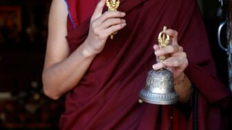 nepal-hikpa-buddhistischer-moench-in-einem-lamakleid-rosenkranz-glocke-shutterstock_2231013927.jpg