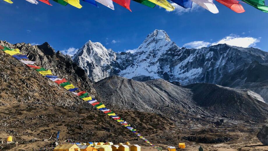 nepal-hikpa-gebetsfahnen-im-basislager-ama-dablam-shutterstock_2477144021.jpg