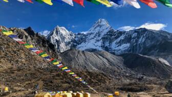 nepal-hikpa-gebetsfahnen-im-basislager-ama-dablam-shutterstock_2477144021.jpg