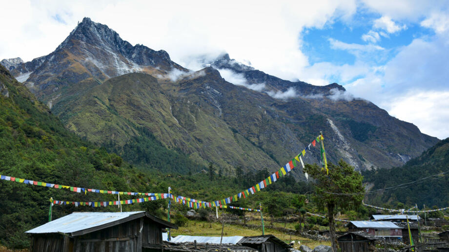 nepal-hiaho-view-of-the-tibetian-village-phole-phere-on-the-way-to-kangchenjunga-shutterstock_1295700199.jpg