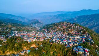 nepal-hiaho-luftaufnahmenmit-blick-auf-den-bahnhof-phidim-hill-in-panchthar-shutterstock_2454558693.jpg