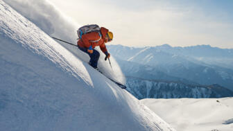 freeride-tiefschnee-abfahrt-powder-shutterstock_1051222451.jpg