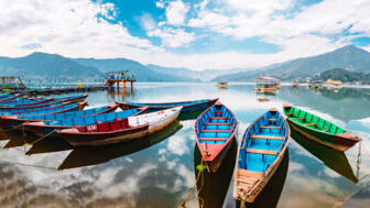 nepal-hiktwin-farbige-boote-am-ufer-des-schoenen-phewa-sees-pokhara-shutterstock_1026114919.jpg