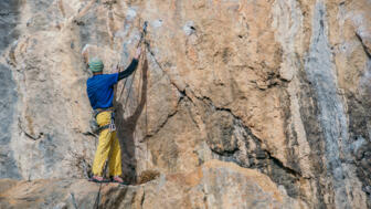 klettern-felsen-shutterstock_795175534.jpg