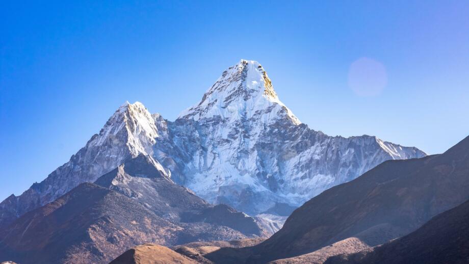 nepal-hikte-blick-auf-den-ama-dablam-eingefangen-auf-dem-weg-von-tengboche-nach-dingboche-shutterstock_2455857665.jpg