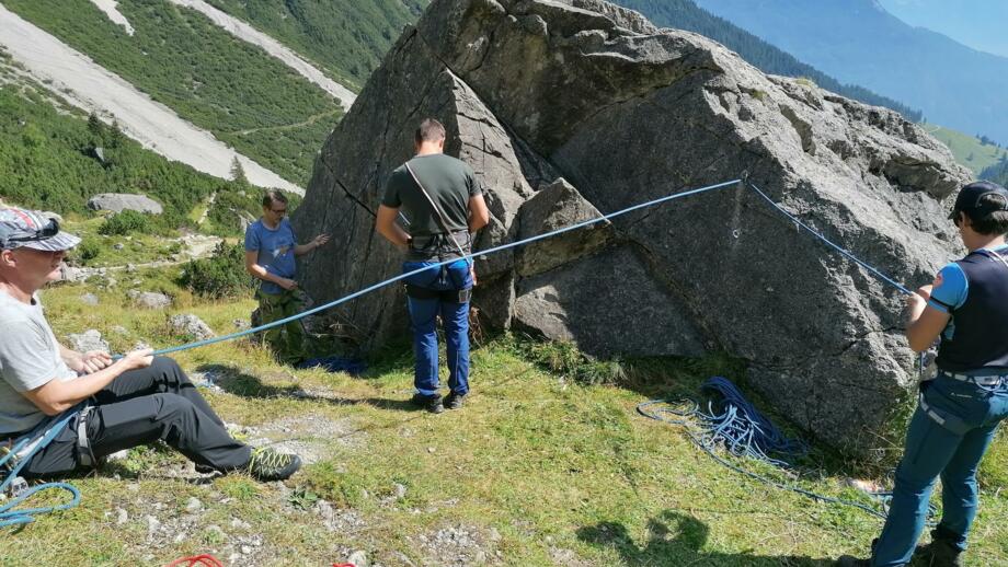 oesterreich-tirol-imst-grundkurs-fels-ausbildung-klettern-gflech-(12).jpg