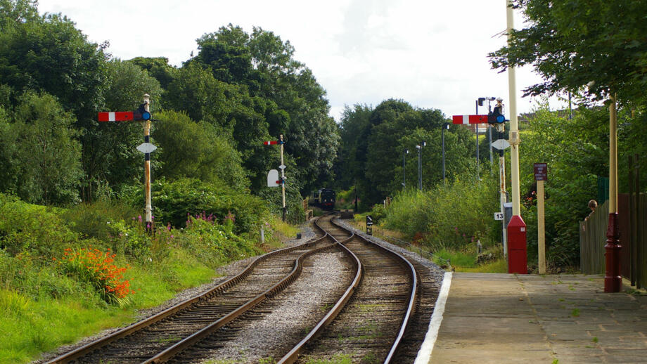 UK_Railway_Gleise_shutterstock_1704523558.jpg