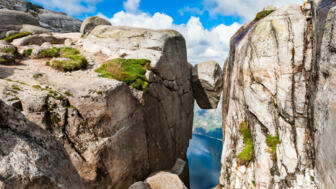 norwegen-nolys-beruehmtes-wahrzeichen-auf-dem-kjerag-berg-kjeragbolten-shutterstock_1175001043.jpg