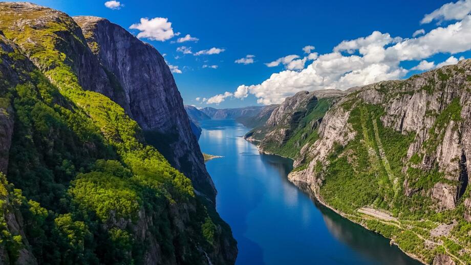 norwegen-nolys-atemberaubenden Luftaufnahmen von Klippen, Grün und blauem Himmel-shutterstock_2502818787.jpg