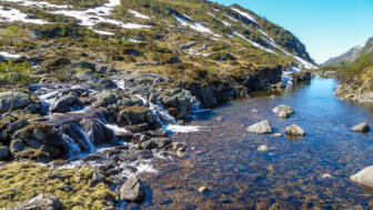 norwegen-nolys-a-wast-river-flowing-in-the-highlands-shutterstock_1399509554.jpg