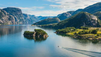 norwegen-nolys-norwegischer-fjord-und-berge-lysefjord-shutterstock_1089490457.jpg