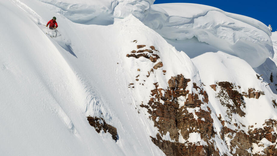 freeride-powder-abfahrt-tiefschnee-shutterstock_276168635.jpg