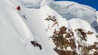 freeride-powder-abfahrt-tiefschnee-shutterstock_276168635.jpg